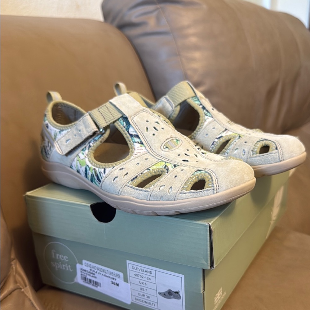 Free spirit like new only tried on size 7 Sandals - Cream and Green